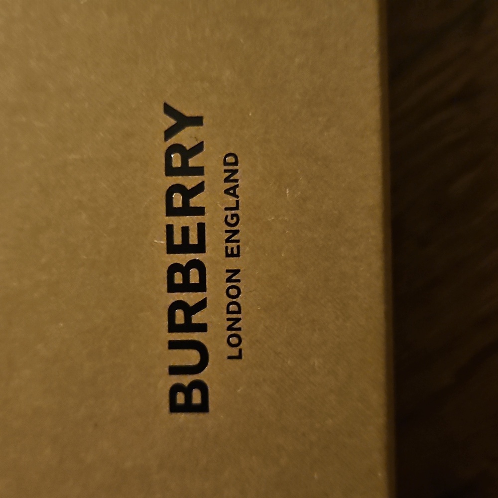 Burberry Gift Bag & Eyeglasses Box - Picture 6 of 10